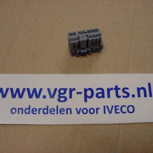 stekker grijs